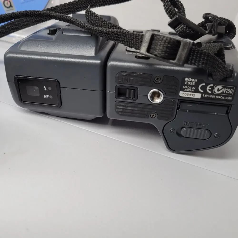 vintage Nikon Coolpi camera E995 no battery not tested